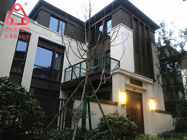 三層聯(lián)排別墅裝電梯有必要嗎,樓梯中間家裝電梯費(fèi)用是多少錢？